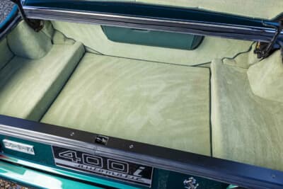 9万2000ユーロ（邦貨換算約1470万円）で落札されたフェラーリ「400i オートマチック」（C）Bonhams