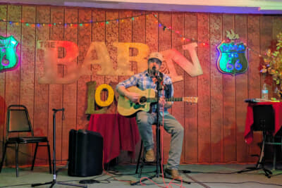 地元のカントリー・シンガー、ライアン・ボーディンさんが歌を披露してくれた