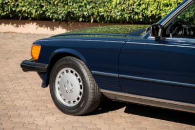 7万8400ドル（邦貨換算約1170万円）で落札されたメルセデス・ベンツ「560SL」（C）Courtesy of RM Sotheby's