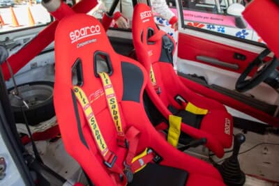 フィアット チンクエチェント トロフェオ：真っ赤なスパルコ製フルバケットシートを2脚採用