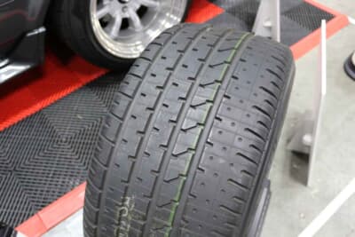 「ADVAN HF Type D」最大の特徴のひとつが、アウト側のセミスリック部分に配置されたディンプルだ。Type Dの「D」は「Dimple」に由来