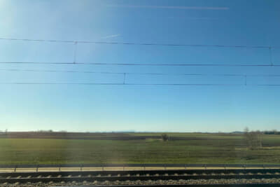 ミュンヘンからフランクフルトへ向かう車窓から。ひたすらのどかな畑が続きます