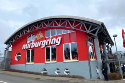 ツーリスト走行の入り口横にあるバーガーレストラン。かなりボリューミーです