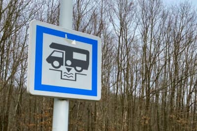 フランスのサービスエリアの駐車場。キャンピングカーの排水上や水道があるのはかなり親切ですね