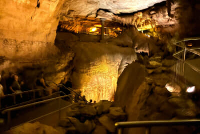 洞窟の深部に降りていく。空気はひんやりだ