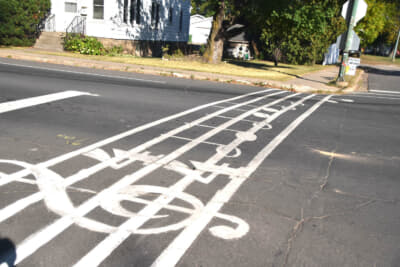 ボブ・ディランの家の前の横断歩道は「風に吹かれて」の楽譜になっている