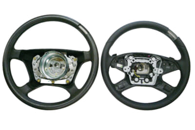 ハンドルの直径の比較。左はEクラス前期／W210で直径40.0cm、右はEクラス／W212で直径38.5cm