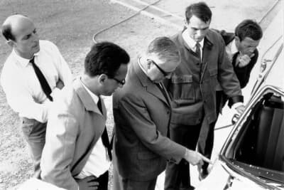 ジンデルフィンゲン工場でのテスト終了後、ベラ・バレニーを中心にエンジニアたちは入念にボディチェックをする