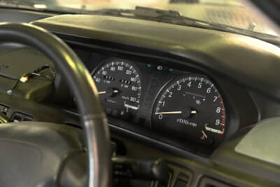 視認性の良い大きな2眼メーター