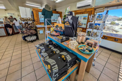 ビジターセンターではお土産だけでなくマップも入手できる