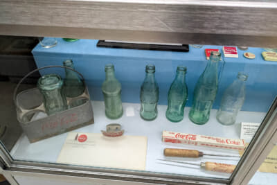 大昔にニードルスでボトリングされたコカ・コーラの瓶が展示されていた