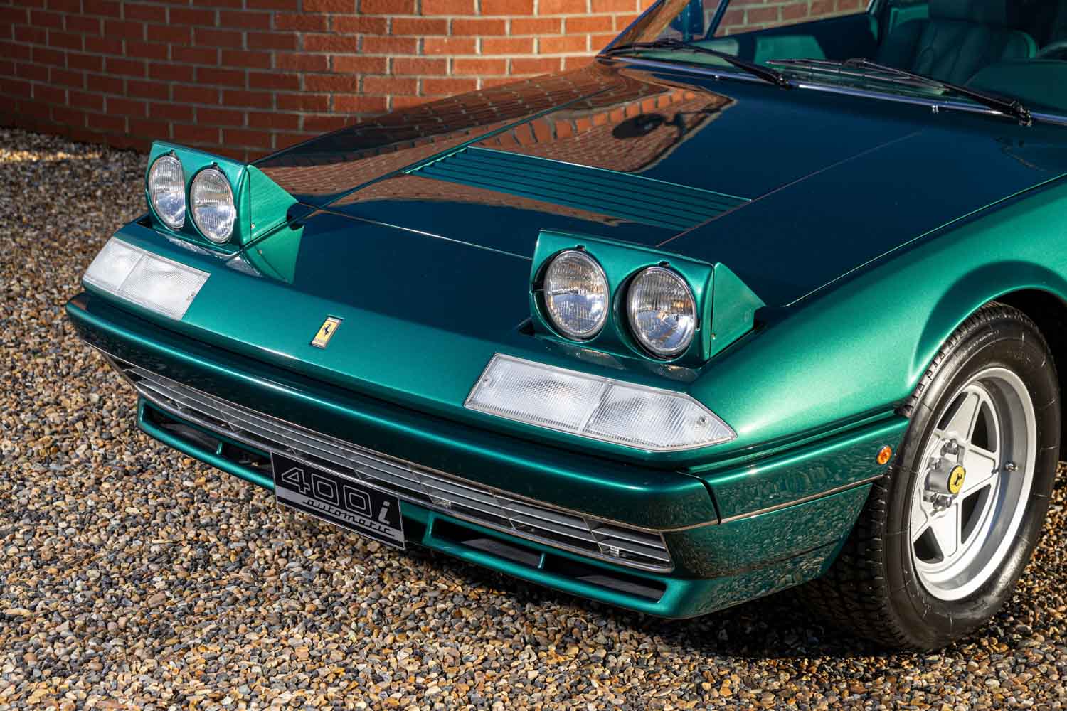 フェラーリの不人気車「400i」の予想落札価格は500万円前後…入札では驚きの1500万円弱で落札された個体は3速ATのクセ強めのグリーン仕様でした  | AUTO MESSE WEB（オートメッセウェブ） 〜クルマを文化する 〜