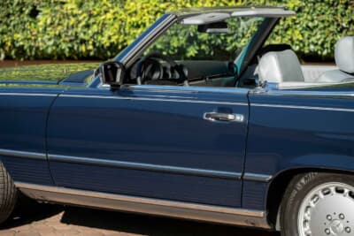 7万8400ドル（邦貨換算約1170万円）で落札されたメルセデス・ベンツ「560SL」（C）Courtesy of RM Sotheby's