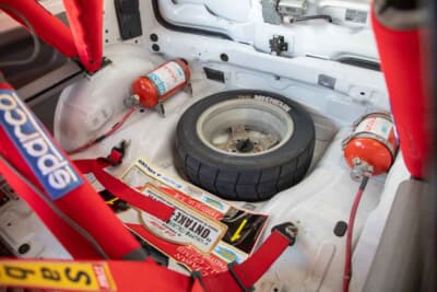 フィアット チンクエチェント トロフェオ：キャビン内にはフルロールケージが組み込まれ、消化器やスペアタイヤが収まる