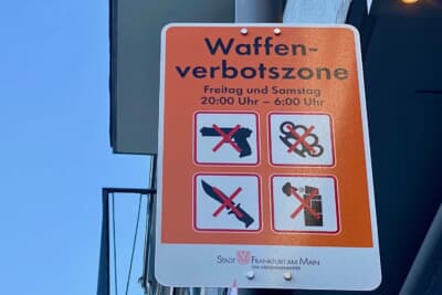 フランクフルトでは武器禁止ゾーンがあり、金曜の20時から土曜の朝6時までは所持もダメみたいですね。こんな看板はドイツで初めてみました