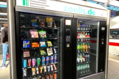 駅のホームにある自販機。このタイプ、たまに引っ掛かって落ちてこないことがあり、何度も悔しい思いをしました