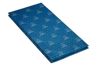 AT-AQ450：もっともベーシックな制振材 がこのAT-AQ450（バイブ レーションコントローラー） だ。高比重、高耐熱のバージンブチルゴムを使って効率的に貼り付けたパネル面の振動を抑えることができる