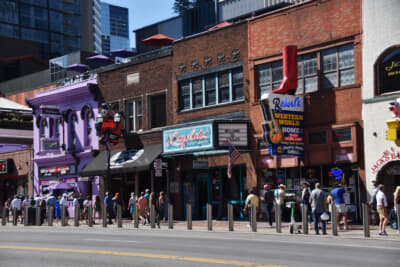 ナッシュビルのダウンタウン。昼間っから観光客がぞろぞろ