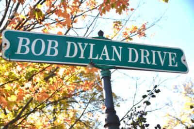 家の前の道を行くと、ディランが通ったヒビング高校がある。そのためこの名前がついた