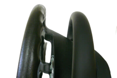 ハンドルのグリップの比較。左はEクラス前期／W210で円形の握りやすい波形状、右はEクラス／W212で円錐状の形で奥行きがあり、握りやすくなっている