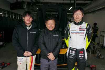 TEAM UPGARAGEの野村勇斗選手(左)、石田 誠会長(中央)、小林崇志選手(右)