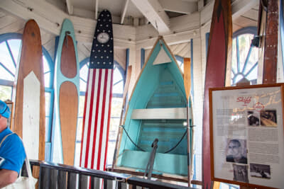 西海岸のサーフカルチャーやライフガードの歴史を物語る展示も