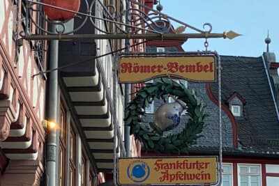 街のあちこちでアップルワインの看板を見かけました