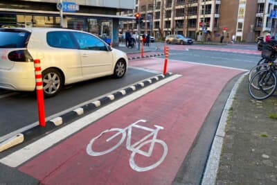 巻き込み防止がとても徹底されているフランクフルト市内の自転車道