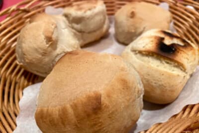 ピステンクラウゼでは、まずピザ生地でできたパンがお通しで出てきます