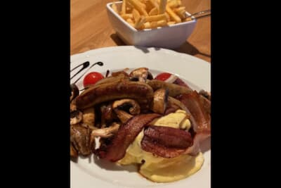 ニュルブルクリンク最終日の夕食は宿泊していたホテル近くのレストランへ。写真の料理名は「ノルドシュライフェ」。迷わずチョイスしました