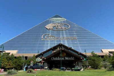 メンフィスの名所、ピラミッド型のメガ・ショップ「Bass Pro Shop」。アウトドア関連の商品なら何でもそろう