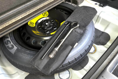 よく考えたら、テントのペグを打つハンマーがない。そこで思いついたのが車載工具のジャッキ。うまくいきました!