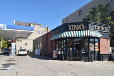 ピッツェリア・ウノ リバーサイド店。意外にもガソリンスタンドの一画だった