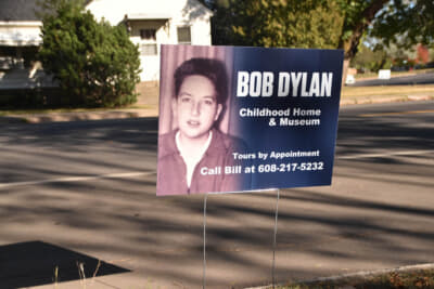 家の前に立つ看板