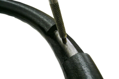 Eクラス前期／W210。芯は丸形状の鉄製で、中は空洞だがかなり重たい（磁石が付く）