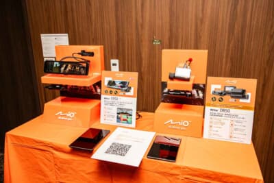 MiVue ER58（左）とMiVue DR50