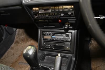 2DINのカーAVユニットのスペース。カーナビなどを入れず懐かしのアイテムのままの車両も多い