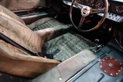 フォード GT40：通気口の付いたレーシングバケットはだいぶやれてはいるものの、それが余計にオリジナルを印象付けていた