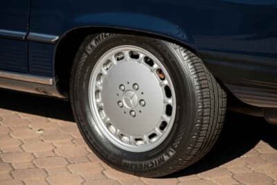 7万8400ドル（邦貨換算約1170万円）で落札されたメルセデス・ベンツ「560SL」（C）Courtesy of RM Sotheby's