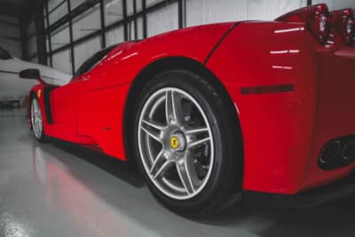 550万ドル～650万ドル（邦貨換算約8億2500万円〜9億7500万円）で現在も販売中のフェラーリ「エンツォ フェラーリ」（C）Courtesy of RM Sotheby's