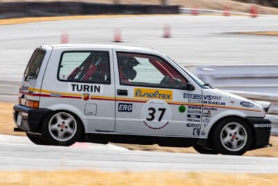 フィアット チンクエチェント トロフェオ：快音を轟かせながら富士スピードウェイのショートコースを走行