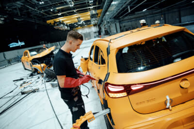 フロントオフセット衝突の後、EQAとEQS SUVの客室と高電圧バッテリーは無傷で、ドアを開けて高電圧システムが自動的にシャットダウンされるなど高い安全性が確認された。緊急時には乗員が自分で車両を降りたり、救助隊員が乗員を車両から救助することが可能となる