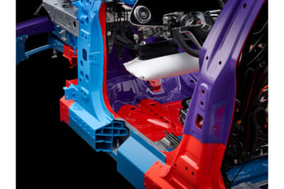 全てのHVエレメントを車両の衝突防止領域に配置し、車両のフロアにあるバッテリーを保護。とくにEQSのドアシルには、大容量のアルミニウム押し出し材が使用されており、安定したバッテリーケースと他対策の組み合わせにより、高電圧バッテリーの事故安全性が高くなっている