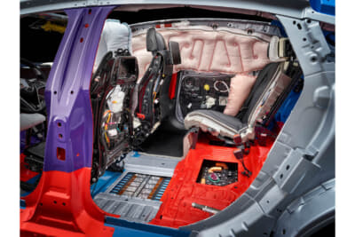 EQSの高電圧バッテリーは衝突防止エリアのパッセンジャーセルの下に配置。足元スペースの切り込みにより安定したハウジングに囲まれたバッテリー内部が見える