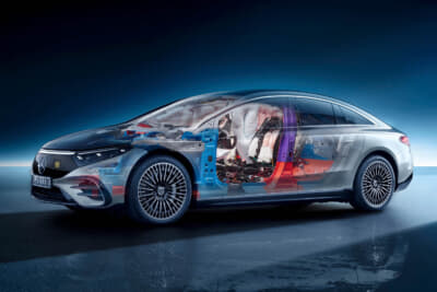 EQSはアルミニウムを多く含む素材をインテリジェントに組み合わせている。高強度の鋼から作られた補強材は、高い安全要件を達成するために使用されている