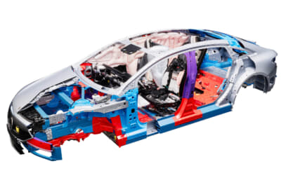 EQSのインテグラルセーフティコンポーネント。ボディシェルの各種材料はさまざまな色で示され、押し出しアルミニウムプロファイルのドアシル構造など、車両の衝撃吸収分散ゾーンを形成。車内にはシートベルトやエアバッグなどの各拘束システムが見て取れる。運転支援システムや受動的安全性システム作動に関する情報を提供するセンサーは黄色で明示