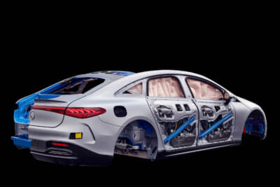 EQSのサイドドアのアルミニウムシートの下には、押し出しアルミニウムプロファイルがあり、側面衝突が発生した場合にボディ構造に衝突力を分散させる