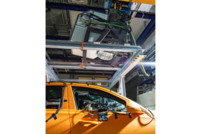 メルセデス・ベンツは2024年3月、自動車メーカーとして世界初のX線衝突テストを実施。テスト車両の上のホール天井に設置された高速X線加速器は、毎秒最大1000枚の高解像度画像を生成し、以前では見えなかった車両内部構造とダミーの変形プロセスを可視化する