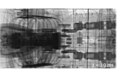 毎秒1000枚のX線画像を撮影。写真は、そのうちの1枚のX線静止画像