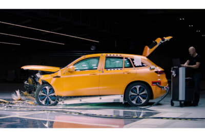 2016年新たに完成したジンデルフィンゲンの近代的なメルセデス・テクノロジーセンター(MTC)では毎年最大900回の衝突テストを行っている。写真はEQC